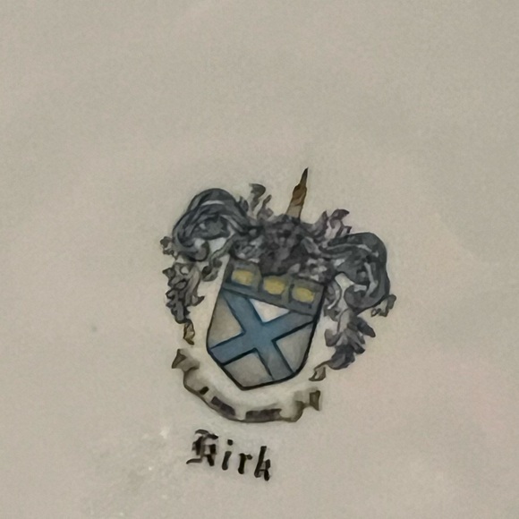 Vintage 22k yellow gold trim and cream large bowl with lid 6.2”high;7.4”diameter - Picture 12 of 12